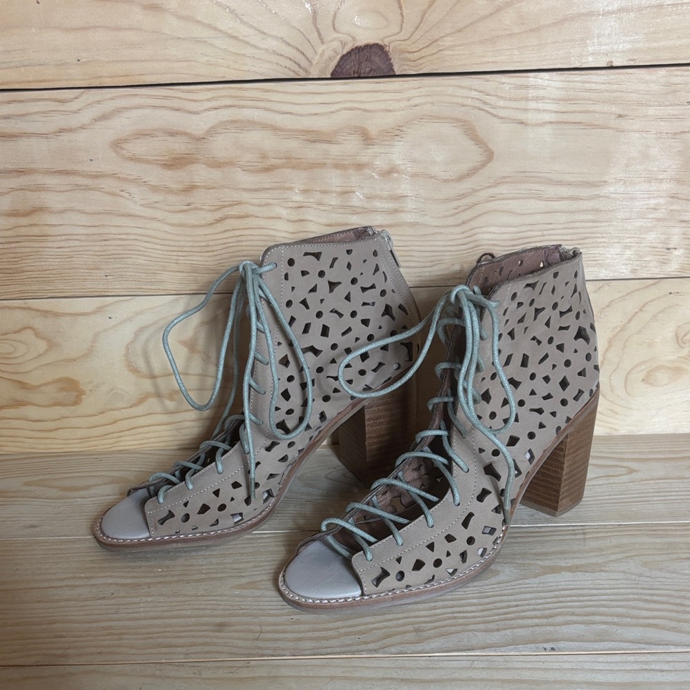 Jeffrey Campbell daisy laser cut booties size 9‎